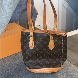LOUIS VUITTON SMALL FEMALE HAND BAG